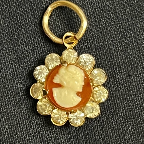 Tiny Cameo Pendant w/Rhinstones - Picture 5 of 12